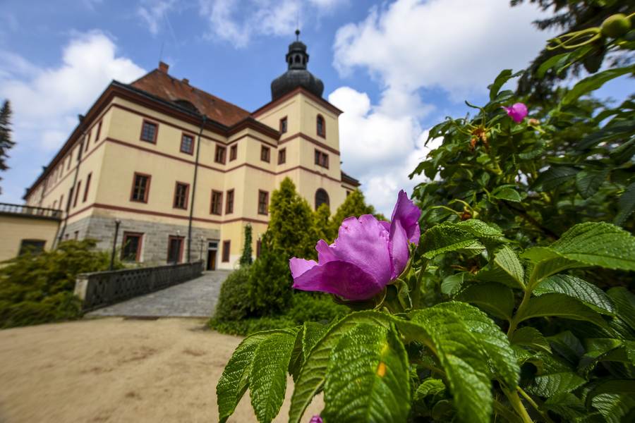 Zámek Lnáře: Putování historií a relaxace v malebném prostředí