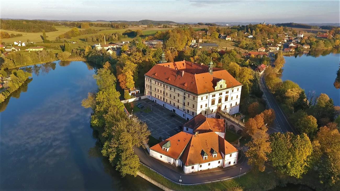 Zámek Lnáře: Putování historií a relaxace v malebném prostředí