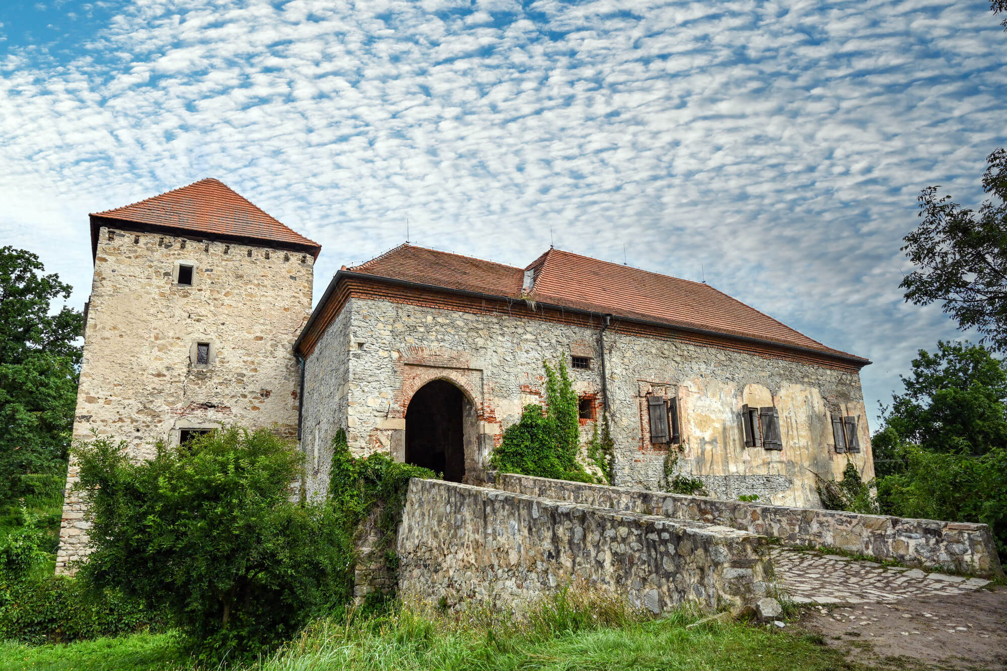 Tvrze v Kestřanech: Zažijte kouzlo dvou tvrzí